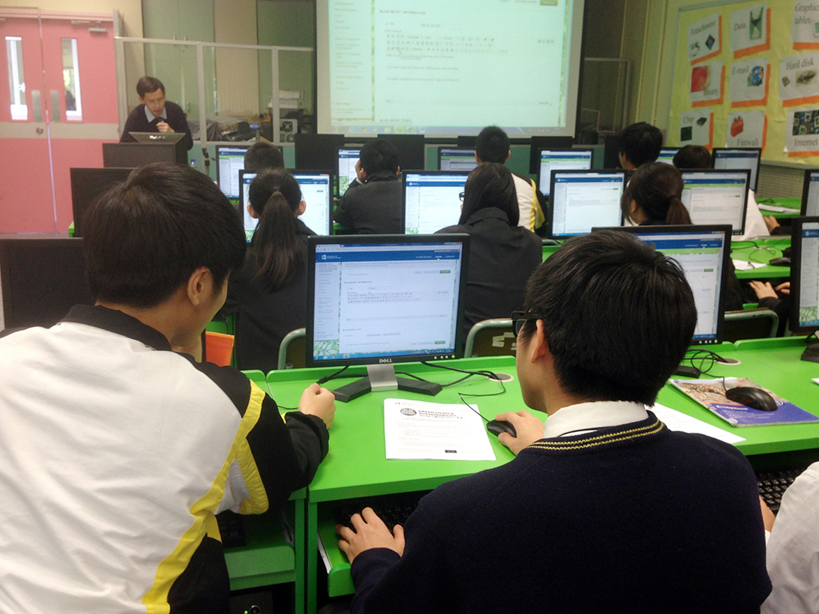 Students using the online learning platform “Blackboard”