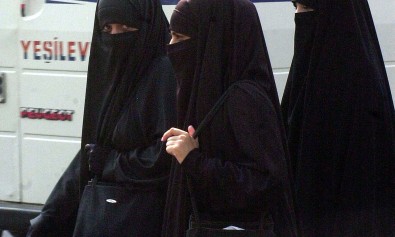 “Niqab”是一種掩蓋臉部但不遮蓋眼部周圍的面紗，一般會加以相應的頭巾配戴。